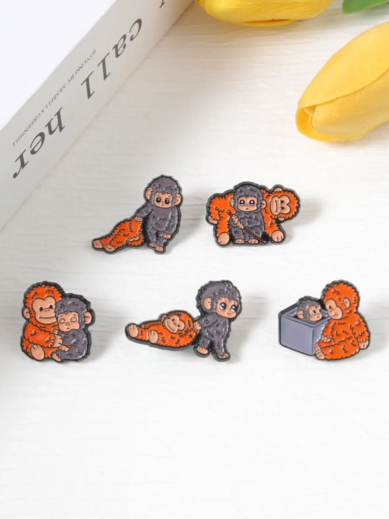 5 Piece Cute Monkey Playing With Orange Chimpanzee Doll Enamel Pin Cartoon Animal Monkey & Chimpanzee Design Metal Brooch Fashion Brooch Set for Party, Daily Clothing Decor, Trendy All-match & Exquisite Brooch for Birthday Gift Alloy Brooch Pin