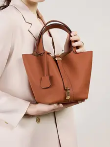 Simple and atmospheric casual versatile fan-shaped bag, retro texture daily personalized handbag, solid color versatile exquisite bucket bag, High quality bag, suitable for shopping, daily outings, work commutes, and shopping