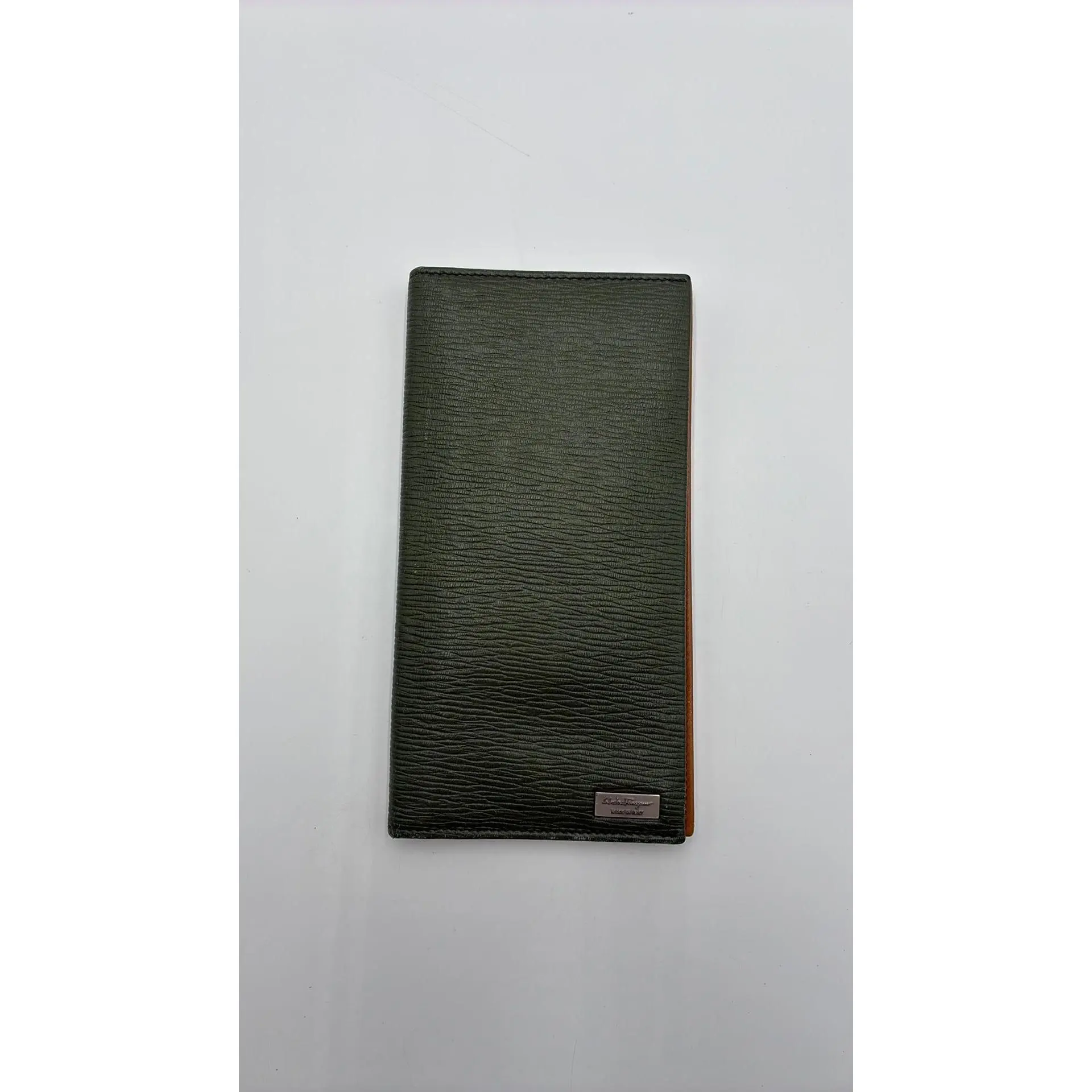 Pre-owned Leather Luxury Bags & Accessories Salvatore Ferragamo Green Textured Bill case Wallet, Green Date Code: KY669968. Entrupy ID: TRKR4MB.