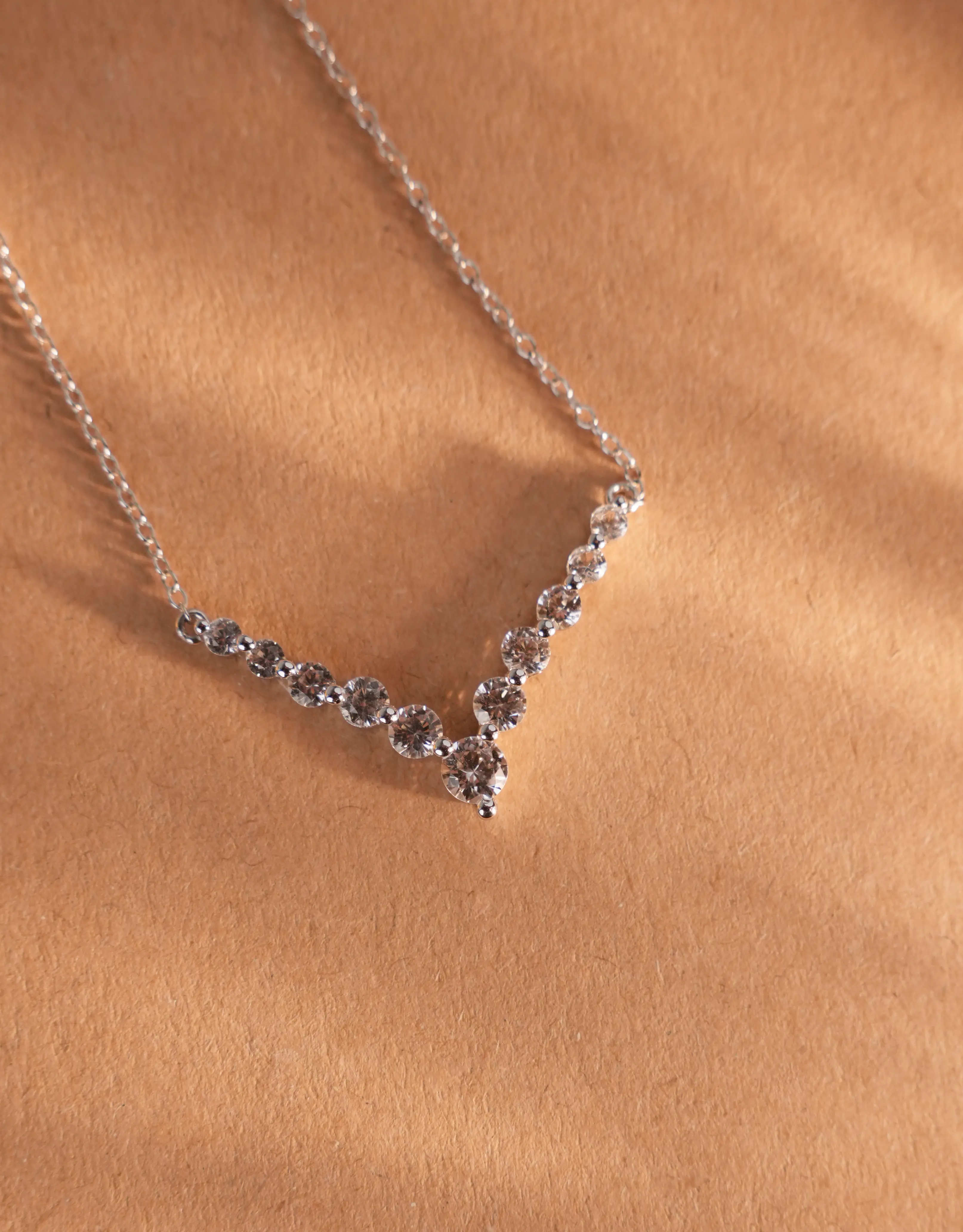 V‑Shape Cubic Zirconia Necklace for Women, Sparkling V‑Shaped Choker Necklace, Dainty Silver Clavicle Chain, Elegant Jewelry for Daily & Party Wear