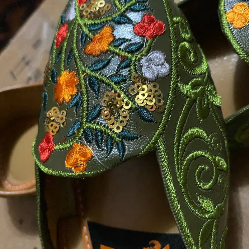 Pakistani Khussa Shows - Embroidered Floral Design, Comfortable Slip-On, Ideal for Casual Wear