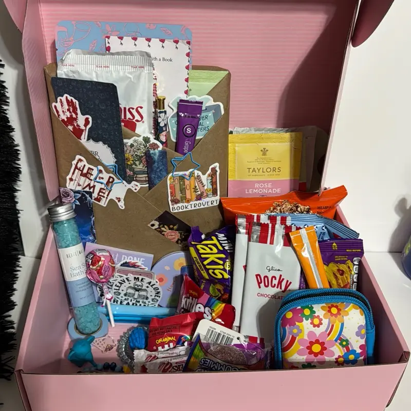 Blind Date with a Book Deluxe Box - Includes Book, Bookmarks & Treats for a Unique Reading Experience