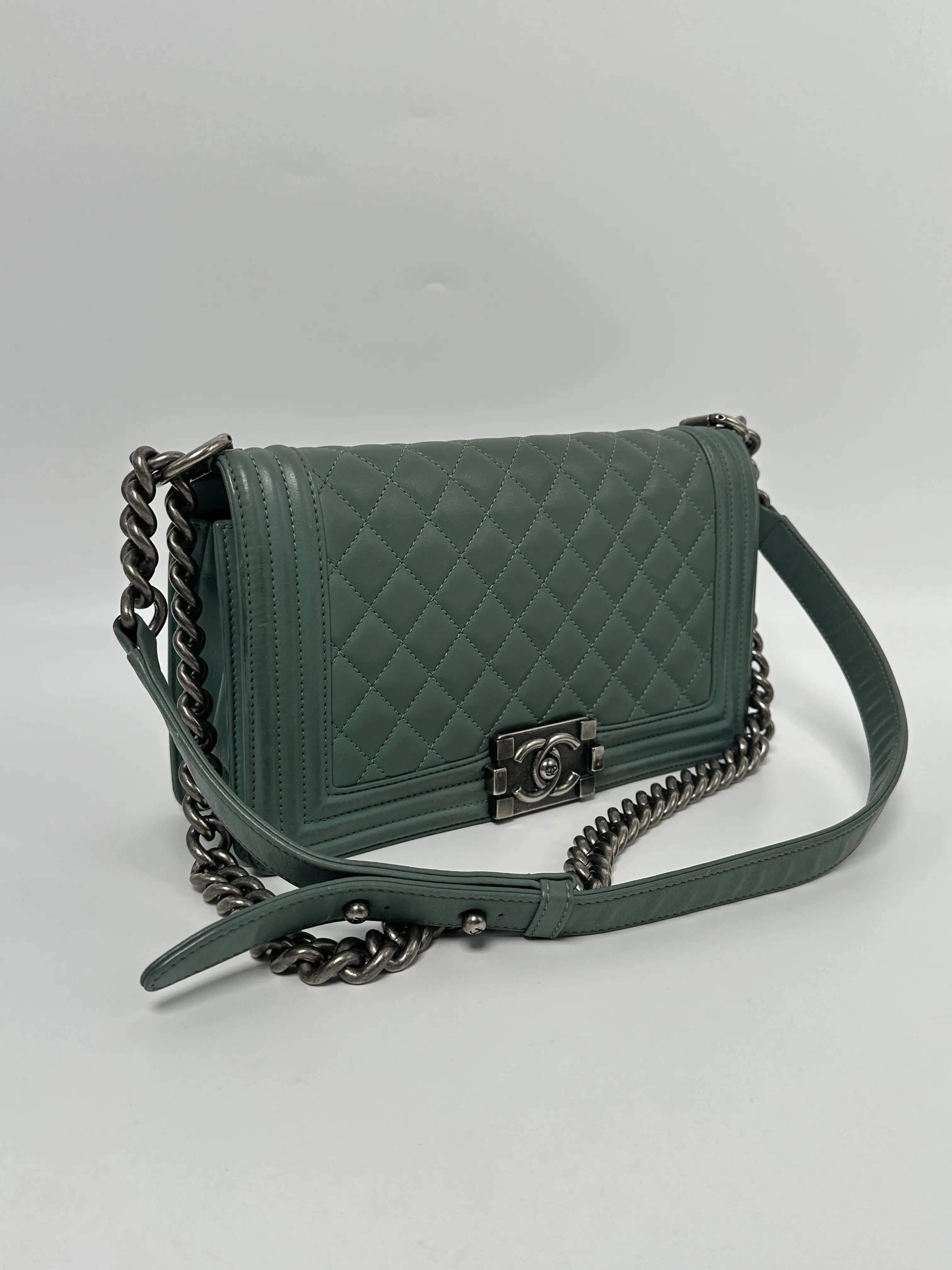 Pre-owned CHANEL LEATHER Shoulder Bags Boy Quilted Green Flap Shoulder Bag ZS057CC