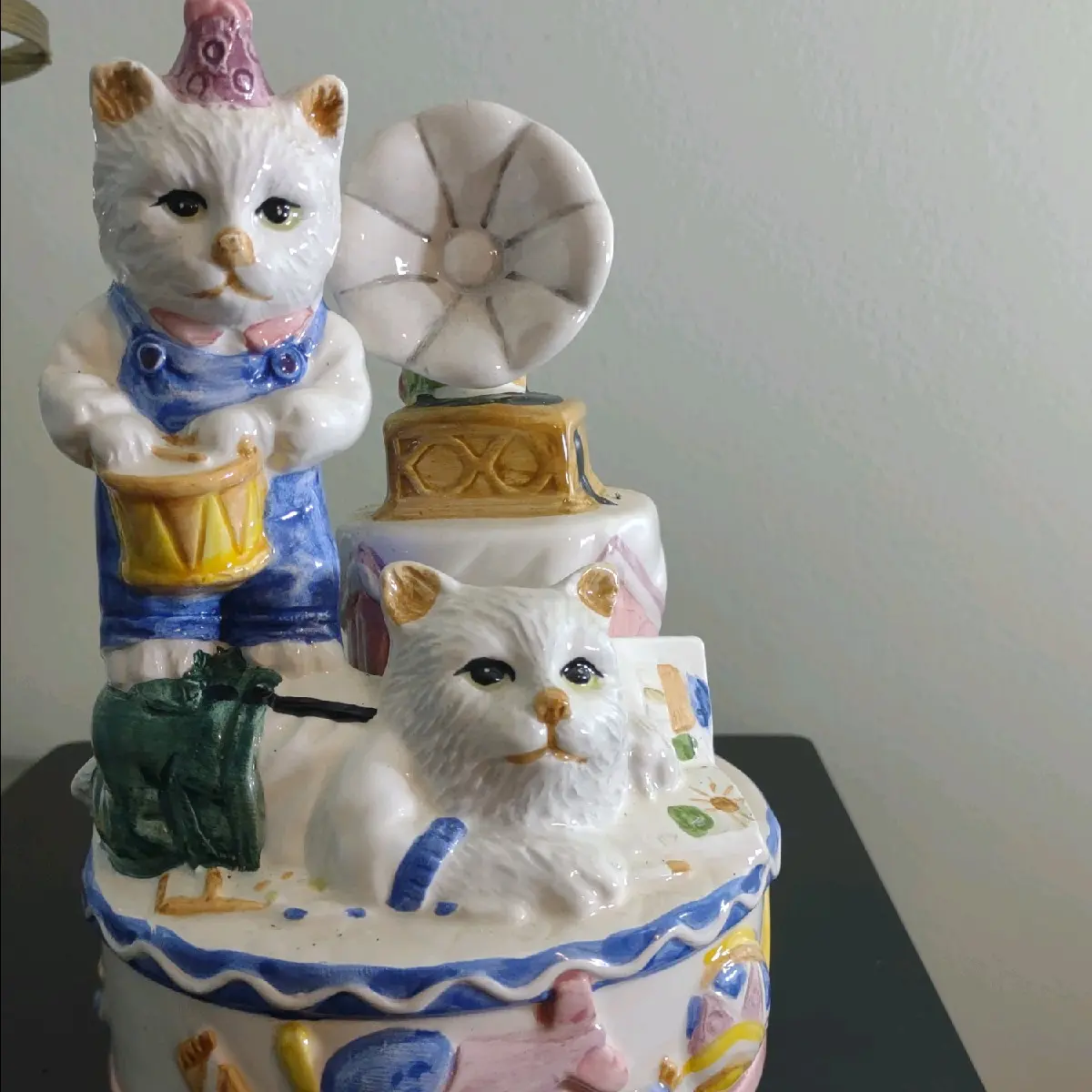 Vintage Heritage Mint Porcelain Music Box, “Playing Around”, Plays In The Mood