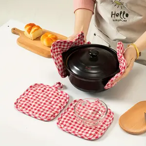 2pcs Heavy-Duty Square Heat-Resistant Placemats - Red Plaid Table Pads, Non-Slip Kitchen Countertop Protectors, Hot Dish Coasters for Oven, Stovetop, Dining Table - Easy Clean & Machine Washable - Ideal Gift for Home Cooks, Stovetop Protection, Classic Ch