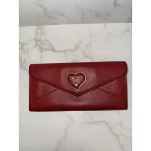 Pre-owned Leather Clutches & Wristlets Red Textured Wallet – Envelope Style Card & Cash Organizer
