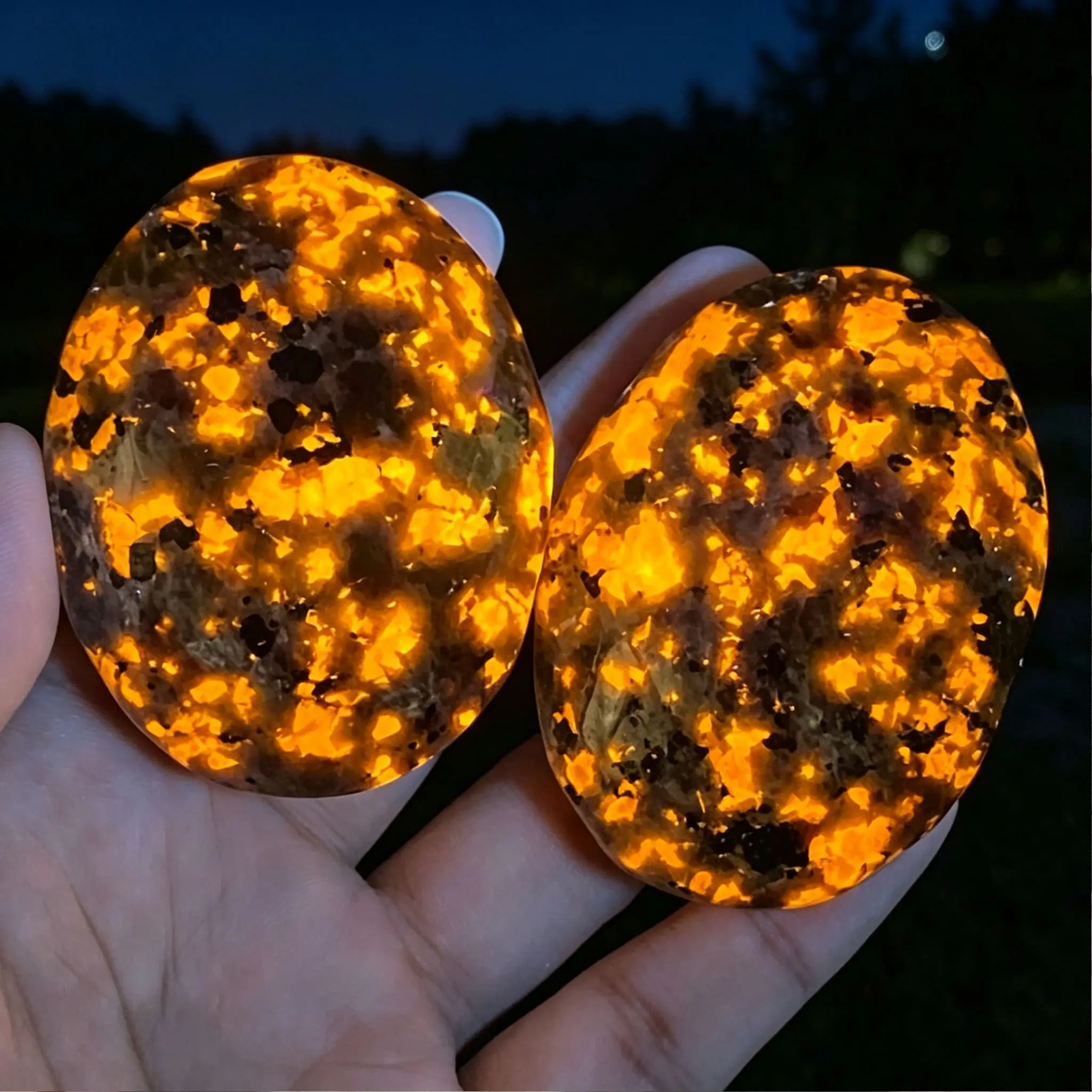 2.3'' Yooperlite Palm Stone Glows Under UV Light Natural Firestone Healing Crystal Fluorescent Mineral Specimen Gifts