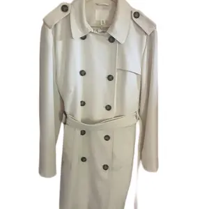 Elegant Cream Double-Breasted Women's Trenchcoat with Belted Waist and Classic Buttons