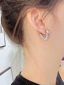 1 Pair Elegant Cute Heart Earrings, Plated with Luxury Golden, Fade-Resistant, Comfortable, Simple and Elegant, Suitable for Daily Wear or Parties, High-Quality Fashionable Women'S Earrings, Jewelry Accessories, a Exquisite Gift for Women