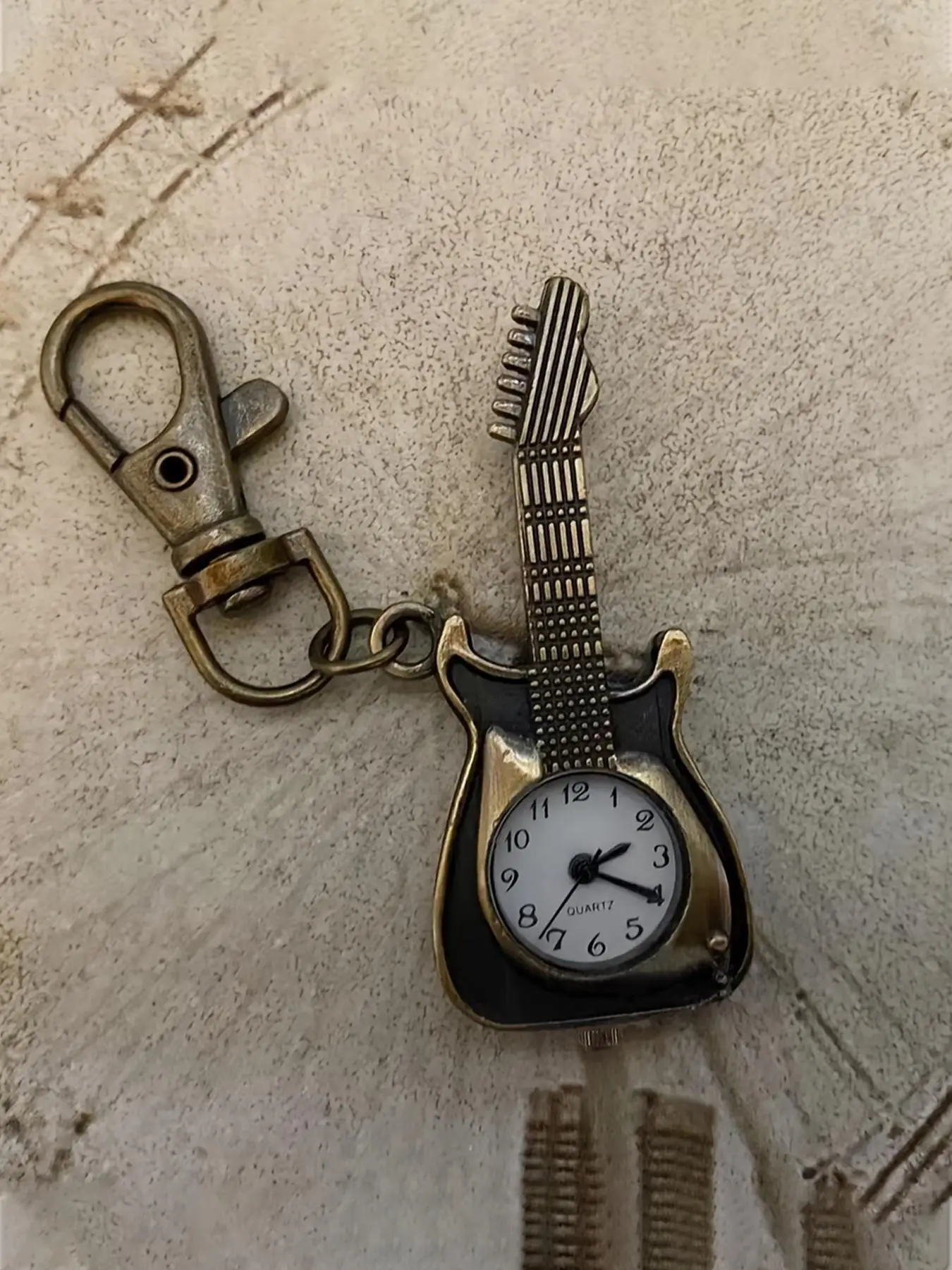 Men's Vintage Style Guitar Shaped Design Quartz Watch, Casual Trendy Analog Watch As Gifts, Fashionable Keychain & Bag Charm for Daily Decoration As G