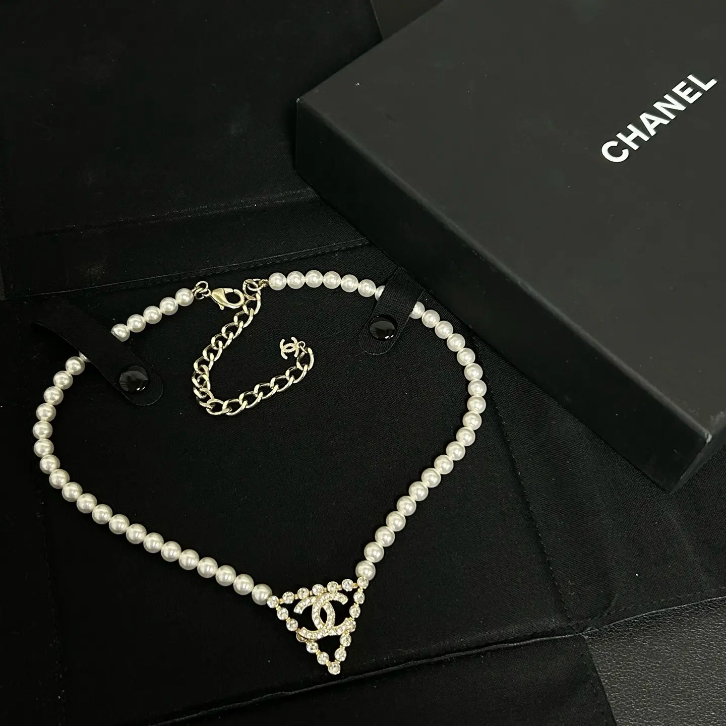 Pre-owned H1 Chanel 23s Triangle Rhinestone Double C Pearl Collarbone Necklace ZSL0618057