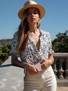 A women's white background flower V-neck short-sleeved top, light and fresh style shirt, Boho Floral Printed, suitable for spring and summer commuting, leisure vacation, light social afternoon tea, daily outing