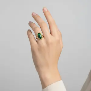 18K Yellow Gold Oval Malachite Ring