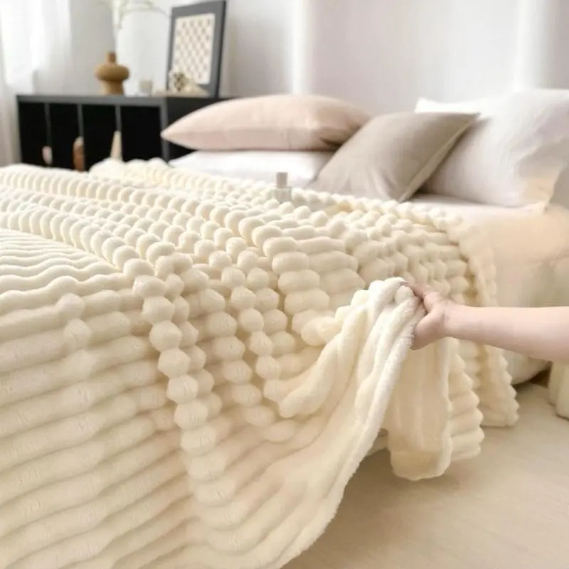 Ultra-Soft Plush Blanket, Fuzzy Fleece Blanket, Cream Color Design, Soft and Skin-Friendly, Warm and Comfortable. Suitable for Beds, Sofas, and Home Decor, Ideal Gift for All Seasons.