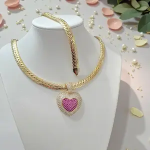 Set de cadena y pulsera con dije de corazón con zc clear y rosa . Medida 20 pulg x 8 pulgadas la pulsera. Laminado de alta calidad