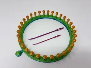 32 Peg Knitting Loom & Darning Needle Set