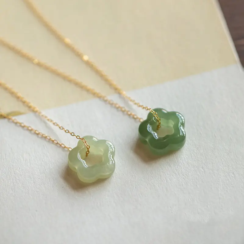 Natural Crystal Green Gemstone Flower Pendant Necklace - Luxe Bohemian Crystal Jewellery, Adjustable Gold Chain, Fashion Pendants Decorative Necklace for Adults, Daily Use Christmas Gift, Pendants Necklaces