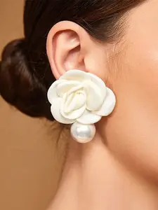 1 Pair of Elegant Boho-Chic White Camellia Flower Earrings with Faux Pearl Accent - Stainless Steel Posts, Polyester Fabric, Ideal for Vacation & Party Wear, Elegant Jewelry|Sophisticated Accessory|Faux Pearl Detail