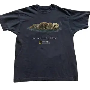 National Geographic "Go with the Flow" T-shirt, unisex, fashionable and trendy, comfortable top, minimalist for commuting, American retro style, relaxed fit, versatile