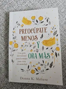 "Preocupate Menos y Ora Mas" (Spanish Edition) Women's Anxiety-Relief Devotional Paperback Book, Relaxation Guide with Peace-Focused Spiritual Prayers
