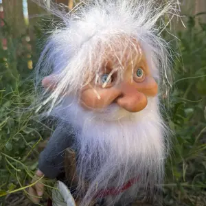 El Viejo Encantado Duende Artesanal Handcrafted Gnome with Hair and White Beard on Mushroom Base