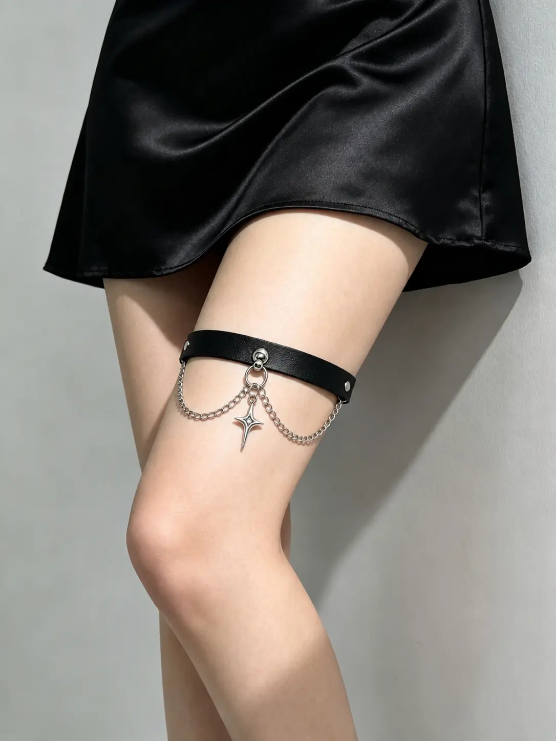 Gothic Star Thigh Chain for Women, Adjustable Black Leather-Look Leg Garter with Silver-Tone Double Drape Chains, Lightweight Festival Streetwear Accessory