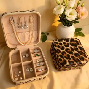 Mini Jewelry Box, Portable Travel Jewelry Case, Multi-grid Jewelry Box for Rings Earrings Necklace Bracelets，Multi Compartment Design, Cute Zipper Jewelry Storage Box for Women and Girls