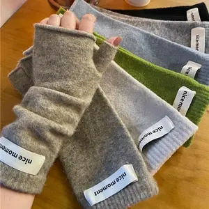 Women's Seamless Knit Half-Finger Gloves - French Relaxed Style, Personalized Casual Design, Autumn-Winter Warm Fashion Accessories, Seamless Knit Gloves