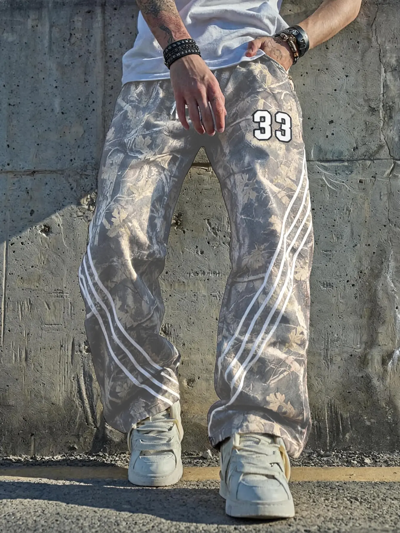 Men’s camouflage joggers, size 33, with a print featuring three white stripes, elastic drawstring, loose fit, long pants, hip-hop streetwear style
