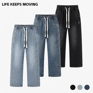 LIFE KEEPS MOVING men’s solid-color washed jeans featuring an elastic waistband with drawstring, made from soft, skin-friendly, breathable cotton fabric. Loose straight cut in a regular fit, available in multiple colors—versatile men’s bottoms for spring