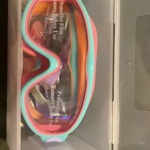 Kids Swimming Goggles, 2 Counts/set Anti-fog Goggles with Earplugs, Wide Vision Design Comfortable Silicone Material Goggles for Boys & Girls, Diving Swimming Goggles