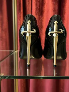 2026 Luxe Dark Style Shiny Metallic Finish Sword Heel Design Stiletto Shoes, Unique High-End Narrow Heel Pumps, Essential for Commute/dates, Luxurious Shoes, Elegant Footwear