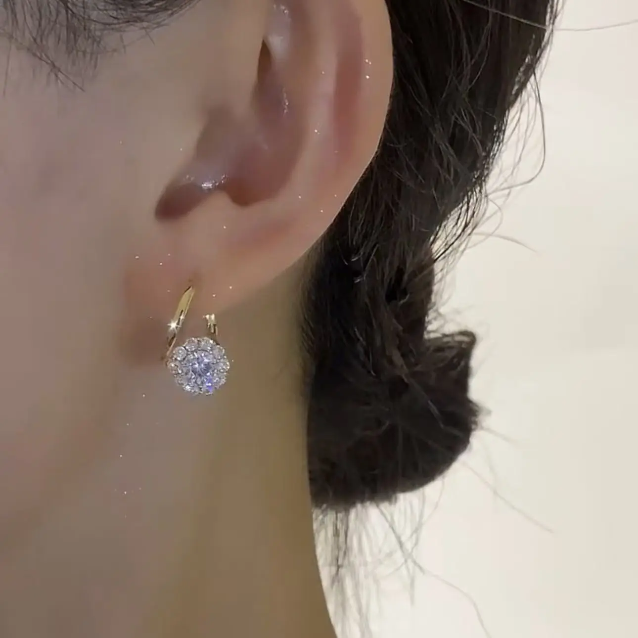 LisiZen Japanese and Korean Light Luxury Rotatable Zircon Ear Clips for Women, Unique Design, Fashionable and High-End Earrings, Stylish Fully Inlaid Diamond Ear Accessories DZEH5338 Cubic Zirconia Gemstone