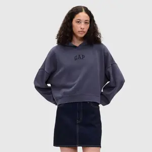 GAP Women Relaxed Gap Mini-Logo Cropped Hoodie in Soft Fleece with Dropped Shoulder Design and Banded Cuffs for Cozy Comfort