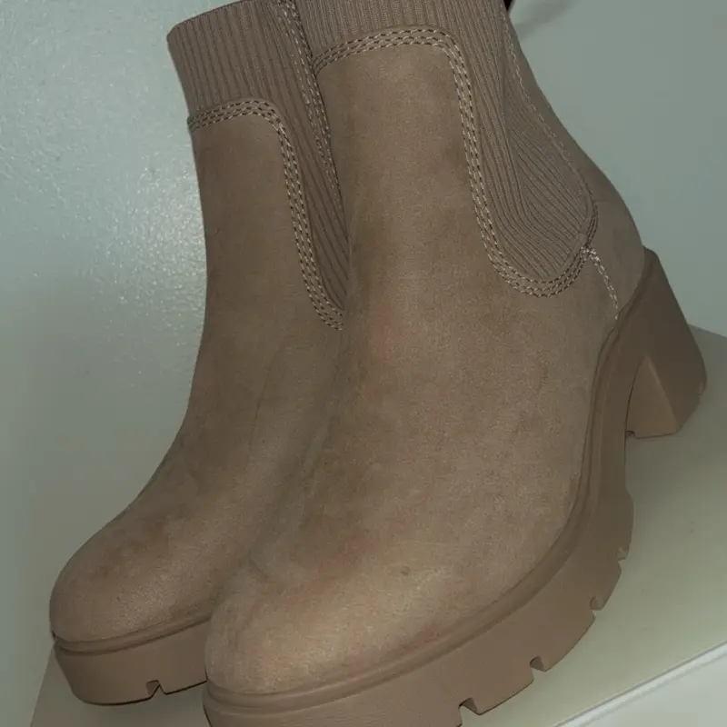 Botas Footwear - Brown Ankle Boot with Heel, Comfortable Fit, and Stylish Design - Shoe
