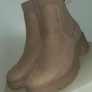 Botas Footwear - Brown Ankle Boot with Heel, Comfortable Fit, and Stylish Design - Shoe