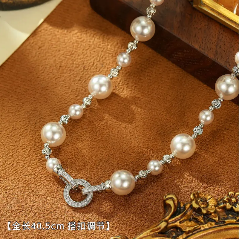 Circle clasp pearl necklace