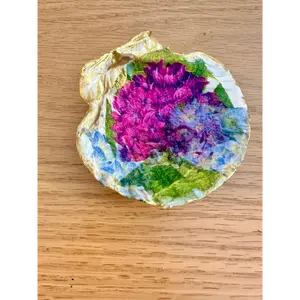 Floral  with gold rim clam shell jewelry holder