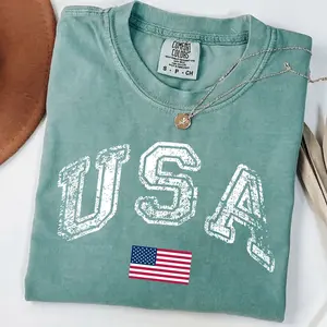 Comfort Colors Vintage USA T-Shirt – Retro American Flag Design, Patriotic 4th Of July Style, Women’s Crewneck Fit, Streetwear Style Unisex Fits Cotton Comfort Casual Shirt With Classic Americana Aesthetic For Everyday Wear