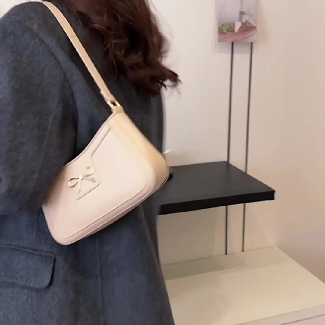 Trendy solid-color women's handbags for 2025, versatile and stylish for everyday wear.