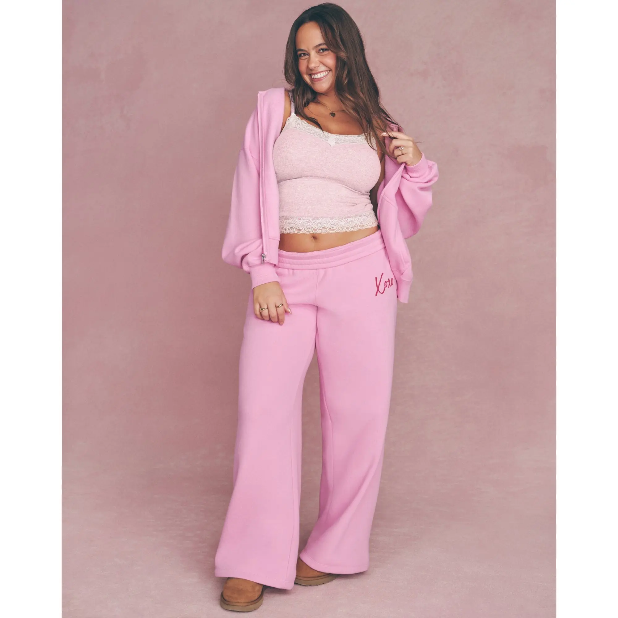 Hollister Feel Good Xoxo Graphic Baggy Sweatpants Hollister Feel Good Xoxo Graphic Baggy Sweatpants