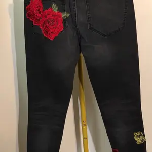 ETIENNE MARCEL SKINNY BLACK JEANS WITH ROSE EMBROIDERY WOMENS SIZE 26 FASHIONABLE FIT