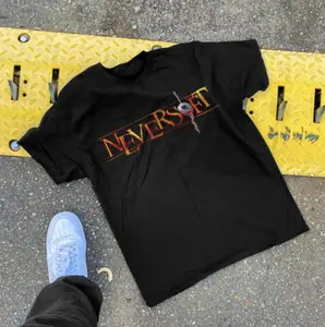 2000s 'NEVERSOFT' BLACK PROMO T-Shirt, Game Graphic Tees, Logo Tee,  Unisex Tshirt, Fashion Trends Shirt, Gifts Shirt, Menswear Womenswear Streetwear, Aesthetic, Heavyweight Cotton Comfort Top Regular Fit Y2k Outfit Outdoor Affliction Clothes