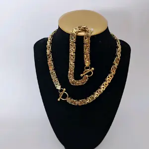 Chain set with its stainless steel handle with 14k plating, size 18 with a very secure stick lock and a very elegant and fashionable hammering. Daily Use. necklace