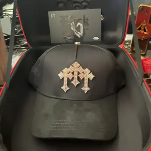 Gorra 3 Cruzes Dorada Black Hat with Gold Embellishments