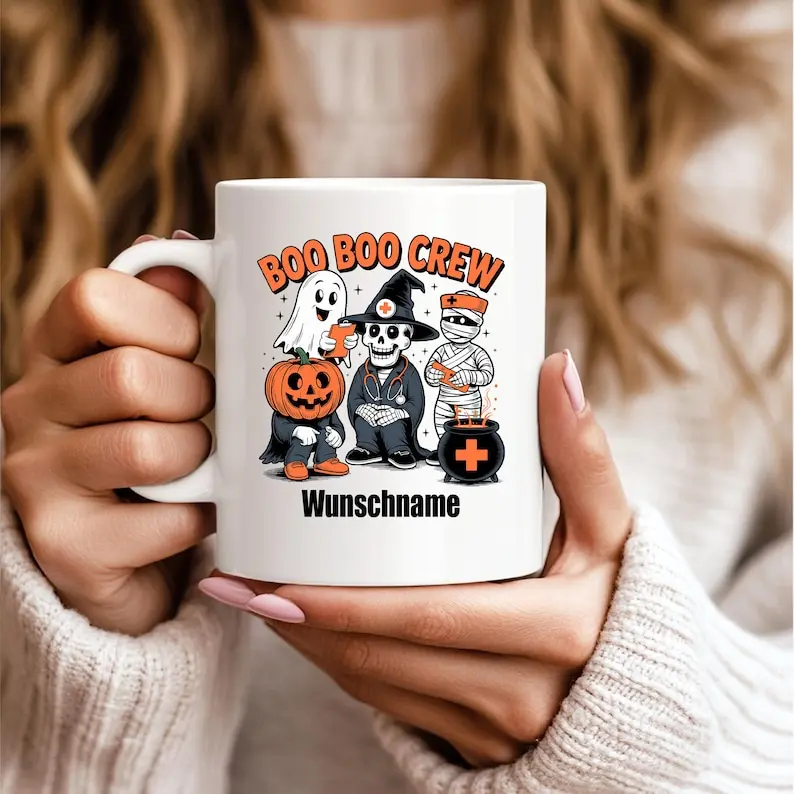 Boo Boo Crew Halloween Tasse – Geist, Skelett, Mumie – Lustige Tasse mit Wunschname – Geschenkidee für Kinder & Erwachsene Ceramic Drinkware