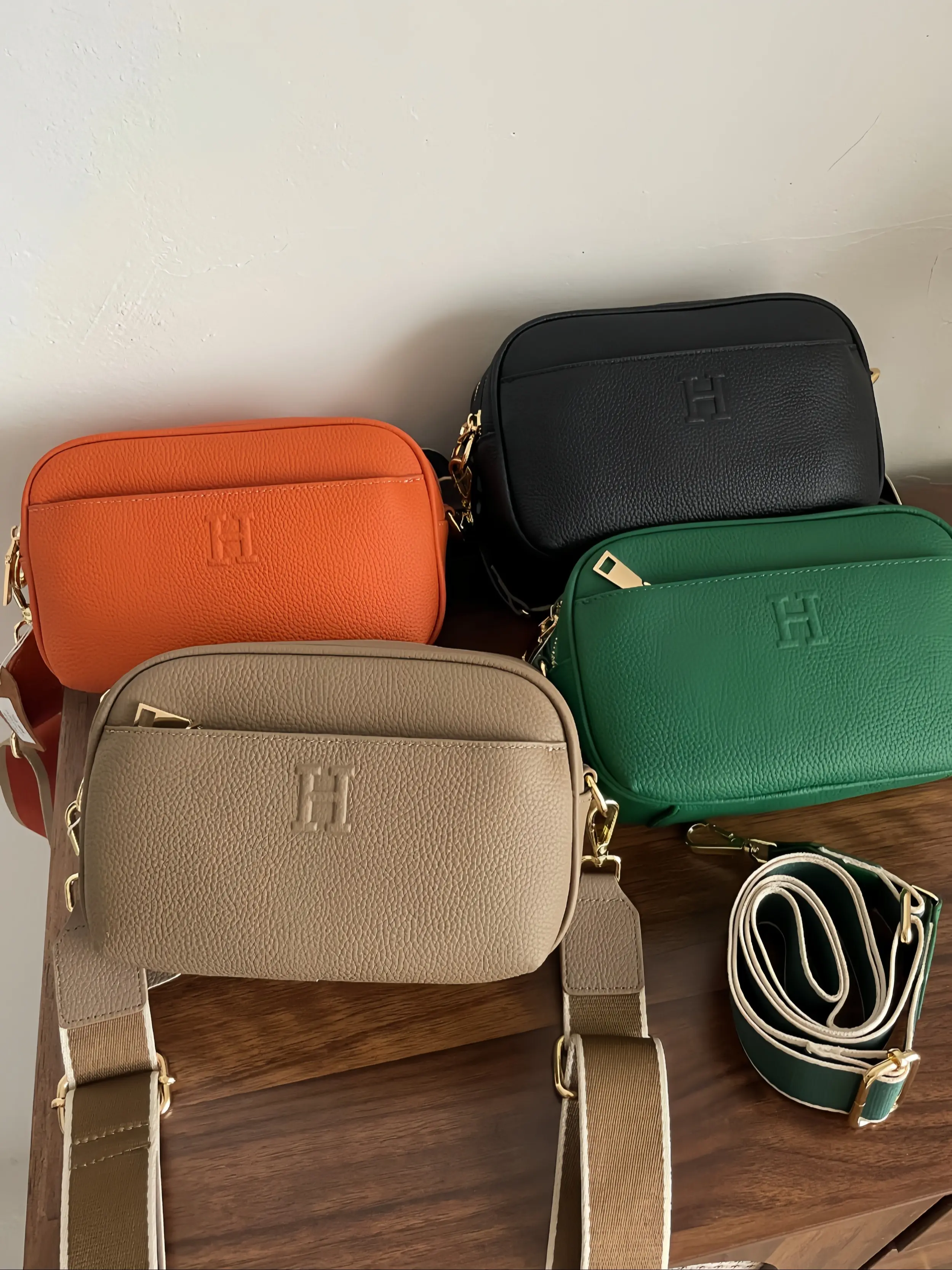 Fashionable Crossbody Bag, Simple Letter Design, Multiple Colors Available, High-Quality Small Square Bag, Essential for Daily Commute, Casual Commuting Bag, Cowhide Leather Crossbody, Leather Crossbody Bags, Crossbody Purses, Stylish Crossbody Bag