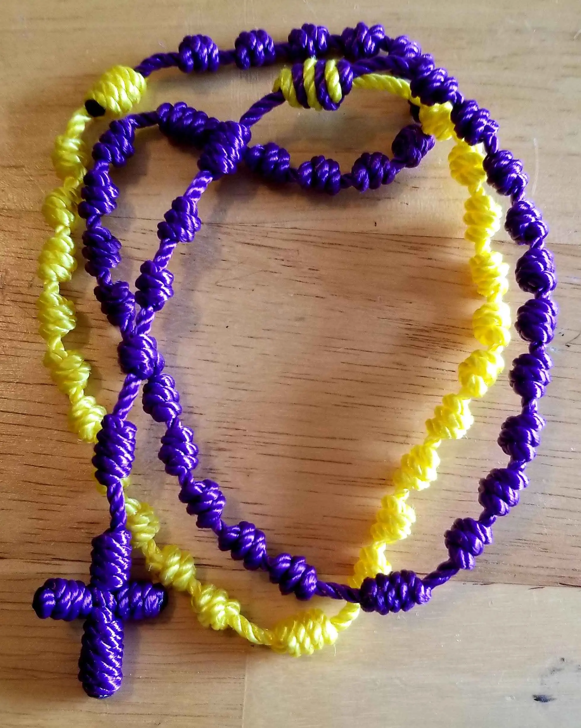 3-Distinct-Colors Knotted Construction Rosary Necklace, Handmade Twine Cord Religious Jewelry, Lightweight Compact Portable for Daily Prayer & Symbolic Representation, Hand-Made, Three Colors