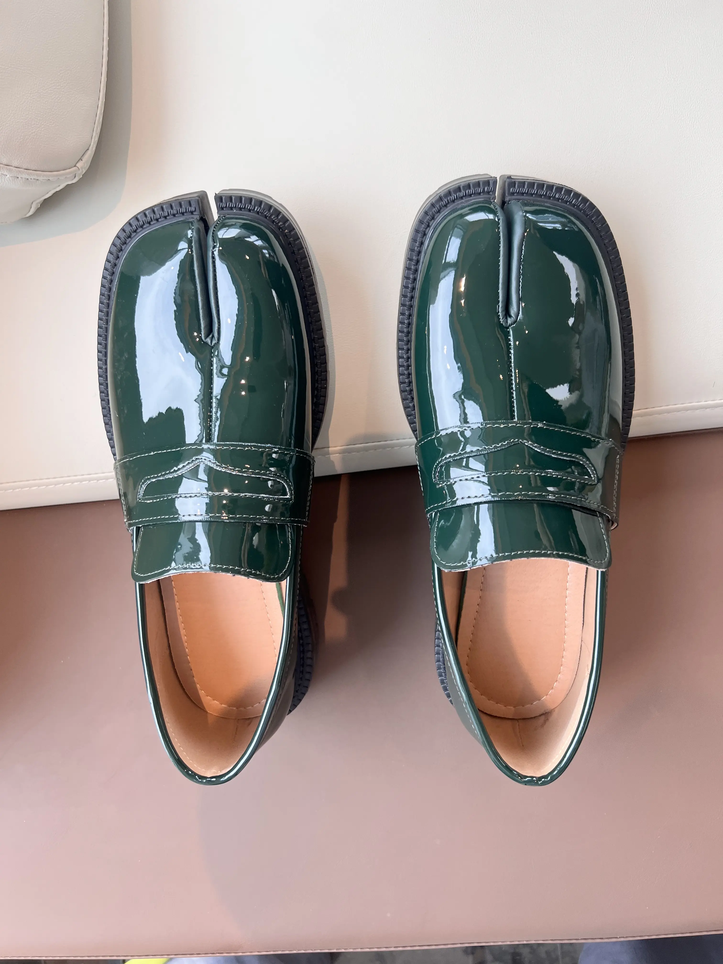 Men’s trendy street-style shoes with a glossy finish, thick rubber sole, and wear-resistant outsole—fashionable urban walking footwear.