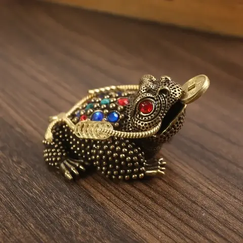 Prosperity Frog Decorative Figurine, Attracts Wealth Office Desk Decoration, Feng Shui Ornaments, Resin Feng Shui Lucky Toad with Coin, Office Desktop Ornament, Home Office Decoration, Decoration Items